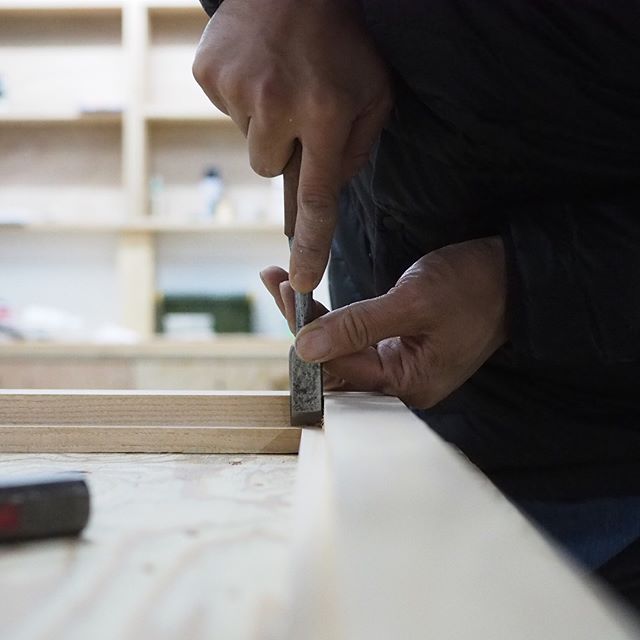 木製窓製作中。材料は椎の木。 (Instagram)